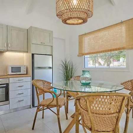 Willa Artemis Periyali