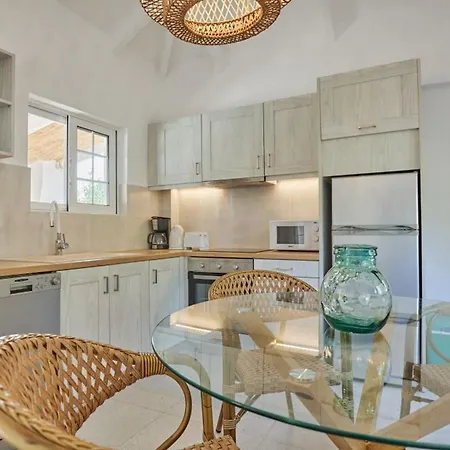 Artemis Periyali Willa *